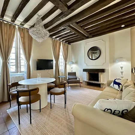 Typical And Elegant - 5 Mouffetard Pantheon